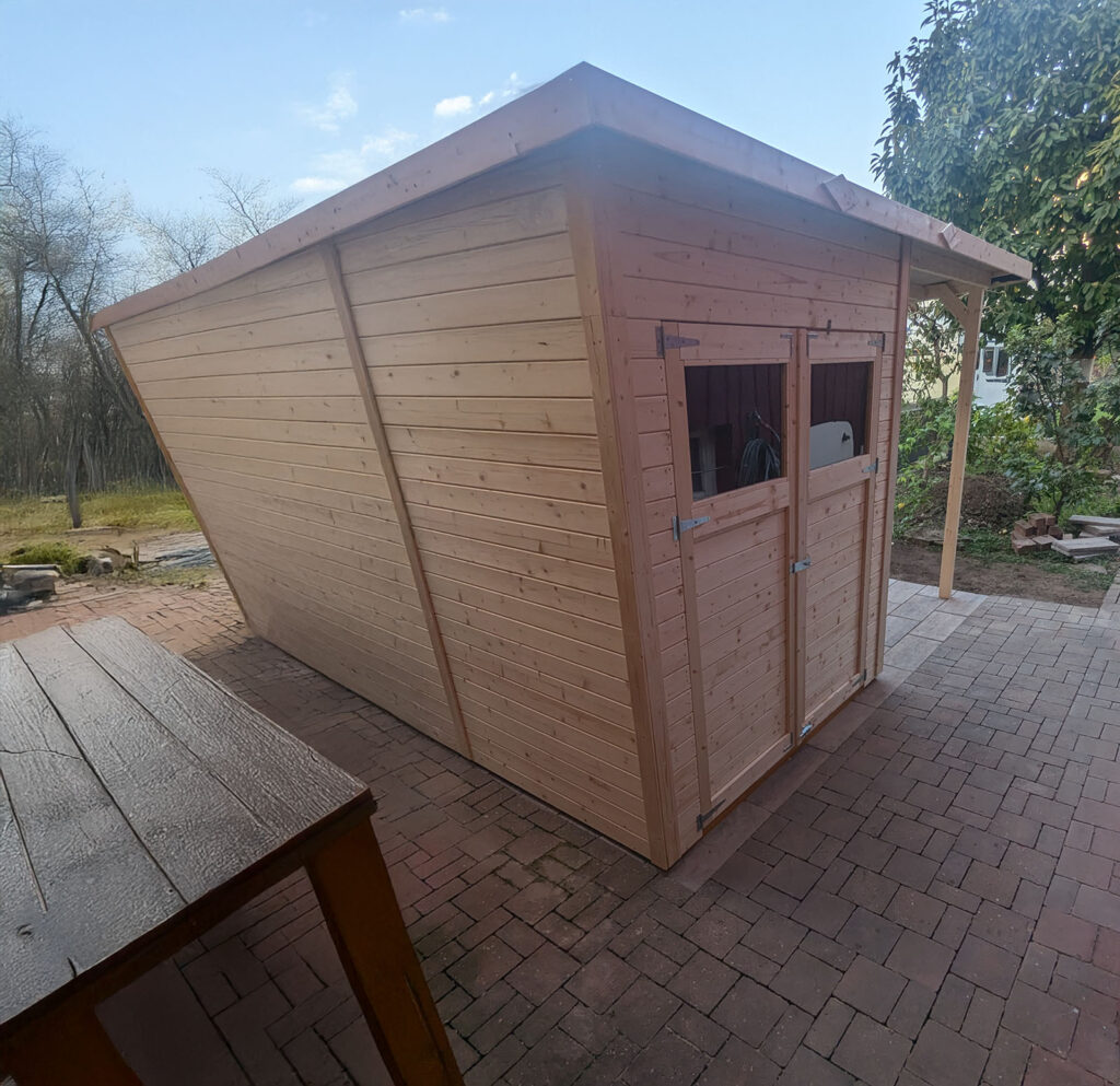 Schuppen mit ungewöhnlicher Dachform.